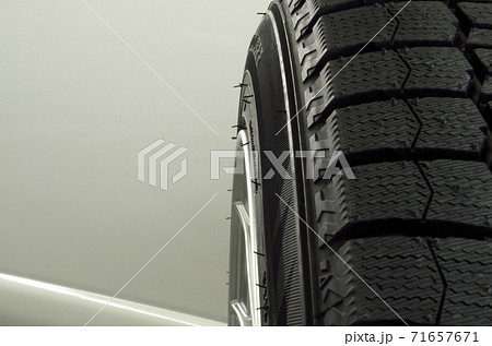 アルミホイールのリムがスタッドレスタイヤのサイドウォールよりも外に若干はみ出ている状態（規格範囲内） 71657671