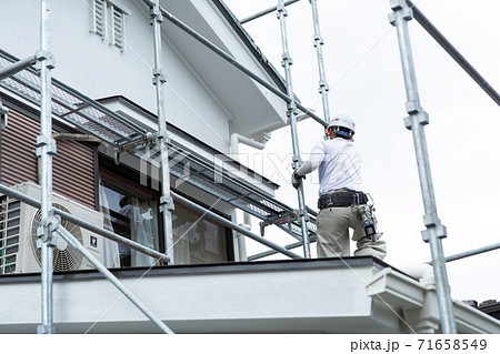 足場を組む職人さんの写真素材