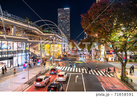 東京都 渋谷 ショッピング街の夜の写真素材