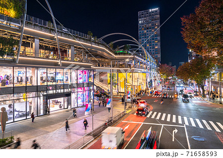 東京都 渋谷 ショッピング街の夜の写真素材