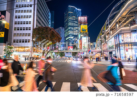 東京都 渋谷 ショッピング街の夜の写真素材