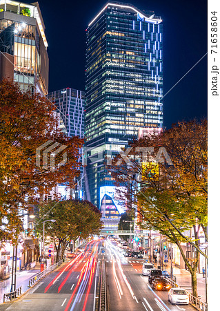 東京都 渋谷 ショッピング街の夜の写真素材