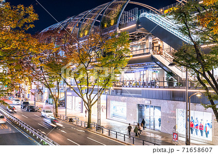 東京都 渋谷 ショッピング街の夜の写真素材