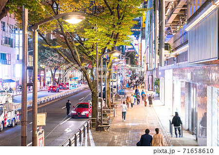 東京都 渋谷 ショッピング街の夜の写真素材