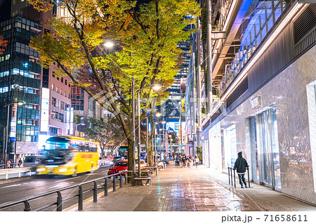 東京都 渋谷 ショッピング街の夜の写真素材