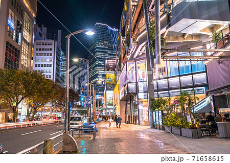 東京都 渋谷 ショッピング街の夜の写真素材