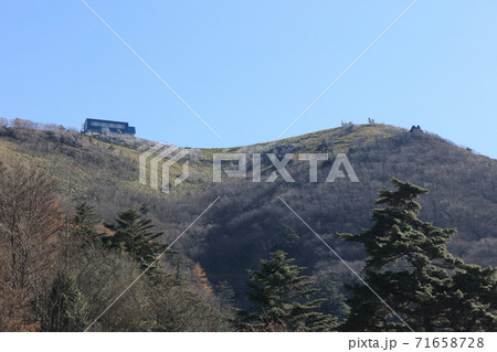 登山道から見上げる剣山頂上付近 71658728
