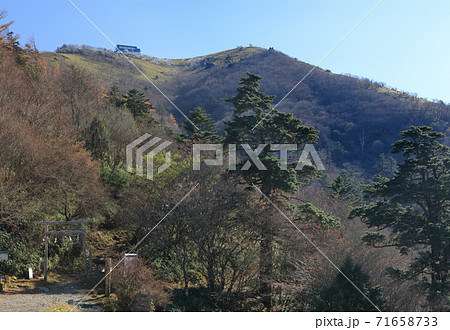 登山道から見上げる剣山頂上付近 登山道から見上げる剣山頂上付近 71658733
