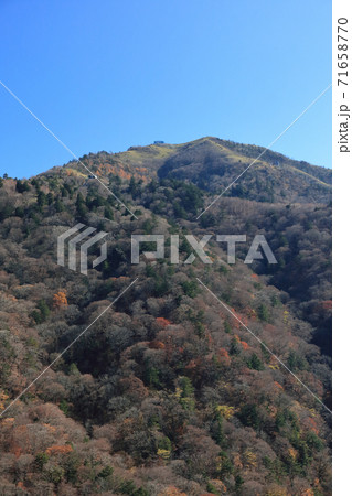 塔丸側から見る剣山（頂上ヒュッテ、大劔神社、登山リフトの西島駅が見える） 71658770