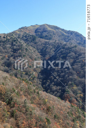 塔丸側から見る剣山(頂上ヒュッテ、大劔神社、登山リフトの西島駅が見える) 塔丸側から見る剣山(頂上ヒュッテ、大劔神社、登山リフトの西島駅が見える) 71658773