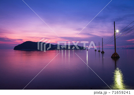 海 夕焼け 電柱 71659241