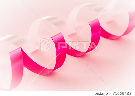 ピンク色のリボン 桃色 カール ホットピンク ショッキングピンクの写真素材