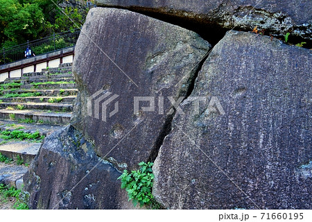 大阪城山里丸石垣の機銃掃射痕 71660195