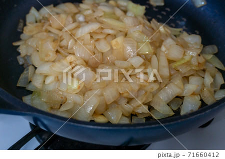 飴色に炒めたタマネギ 71660412