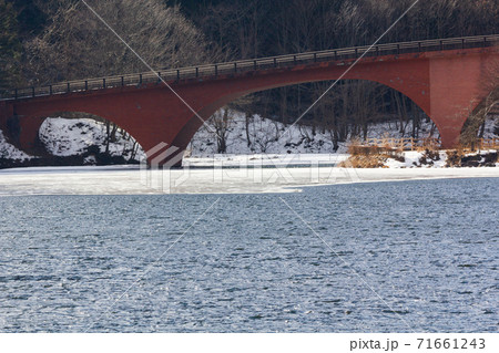 冬の碓氷湖の夢のせ橋 71661243