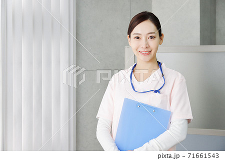 笑顔で仕事をする医療機関で働く女性 71661543