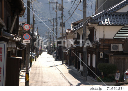城下町の町人町 本町通りの風景 岡山県高梁市 城下町の町人町 本町通りの風景 岡山県高梁市 71661834