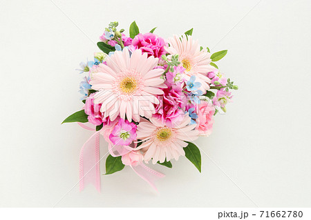 ガーベラのアレンジ 71662780