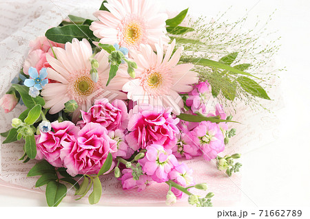 ガーベラとカーネーションの花束の写真素材