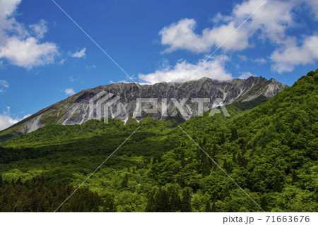 新緑の国立公園大山＿＿鍵掛峠展望台にて 71663676