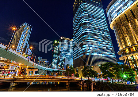 大阪の夜景、綿橋から四ツ橋筋肥後橋方面をみて、阪神高速と長高層ビル、10月23日、日本 大阪の夜景、綿橋から四ツ橋筋肥後橋方面をみて、阪神高速と長高層ビル、10月23日、日本 71663784