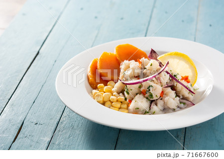 Traditional peruvian ceviche with fish, sweet potato, corn and vegetables 71667600