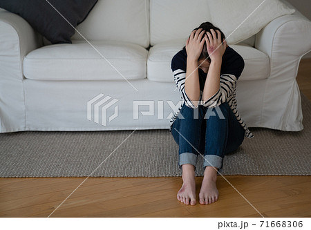 DVに怯える女性イメージ 71668306