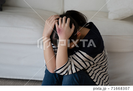 DVに怯える女性イメージ 71668307