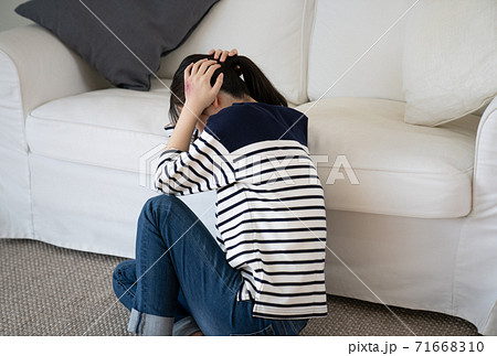 DVに怯える女性イメージ DVに怯える女性イメージ 71668310