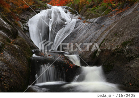 紅葉の桃洞渓谷 71670408