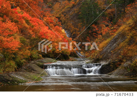 紅葉の桃洞渓谷 紅葉の桃洞渓谷 71670433