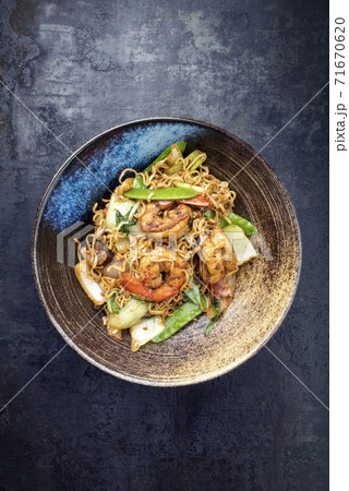 Traditional stir-fried Thai phat mama mie noodles with king prawns and vegetables 71670620