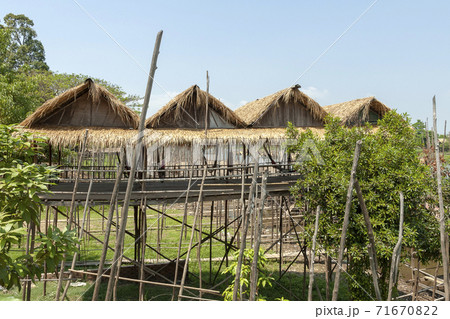 カンボジアの高床式住居 カンボジアの高床式住居 71670822