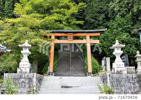 兵庫県神戸市にある塩田八幡宮の鳥居 71670956