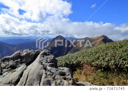 谷川岳 天神ザンゲから望む秋の紅葉の風景 谷川岳 天神ザンゲから望む秋の紅葉の風景 71671745