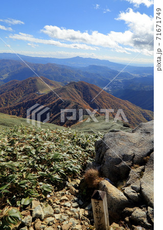 谷川岳 天神ザンゲから望む秋の紅葉の風景 谷川岳 天神ザンゲから望む秋の紅葉の風景 71671749