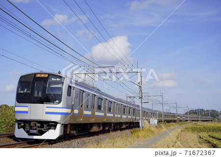 青空の下を走るE217系快速列車 71672367