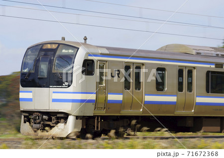 快走するE217系快速列車 71672368
