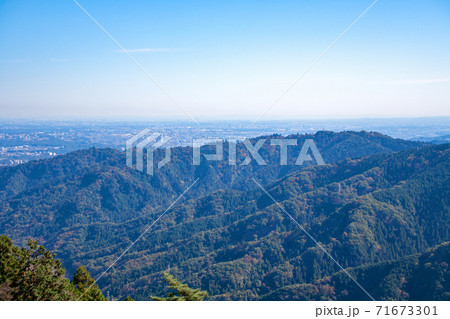 東京都　都立高尾陣場自然公園　景信山・山頂から前方の高尾山を望む 71673301