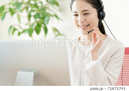 コールセンターで働く若い女性 71673741