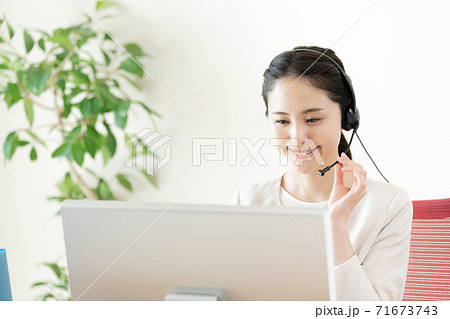 コールセンターで働く若い女性の写真素材