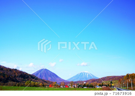 羊蹄山と尻別岳　双子羊蹄　北海道 71673916
