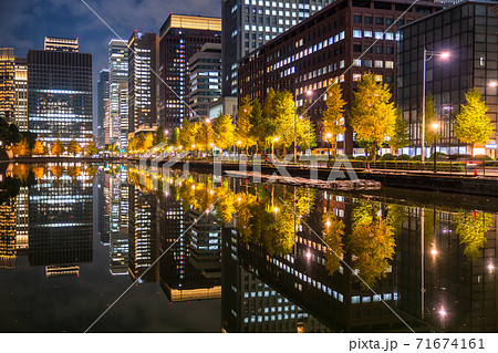 《東京都》東京ビジネス街の夜景・丸の内のお堀 《東京都》東京ビジネス街の夜景・丸の内のお堀 71674161