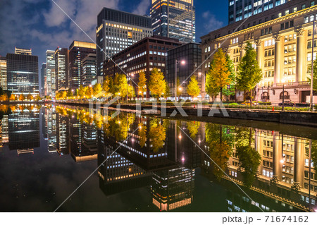 《東京都》東京ビジネス街の夜景・丸の内のお堀 71674162