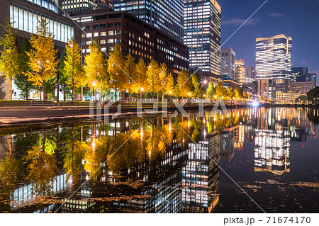 東京都 東京ビジネス街の夜景 丸の内のお堀の写真素材