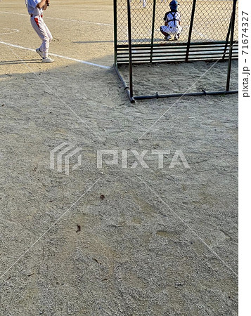 少年野球の試合を応援する 71674327