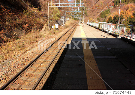 上越線湯檜曾駅の上りホーム（3） 71674445