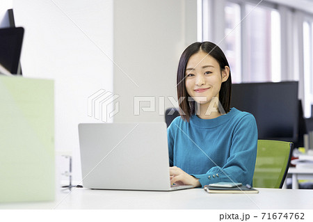オフィスワーク イメージ 若い女性 オフィスワーク イメージ 若い女性 71674762