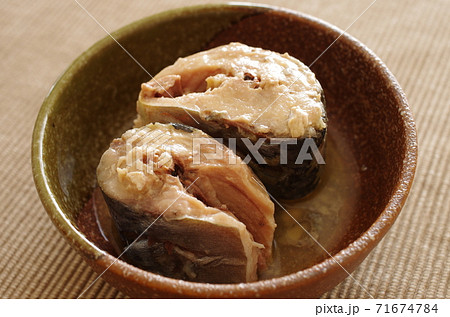 器に入ったサバの水煮缶詰 71674784