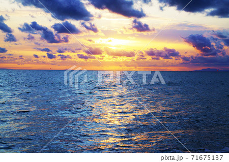 太平洋に沈む夕日　太平洋 71675137